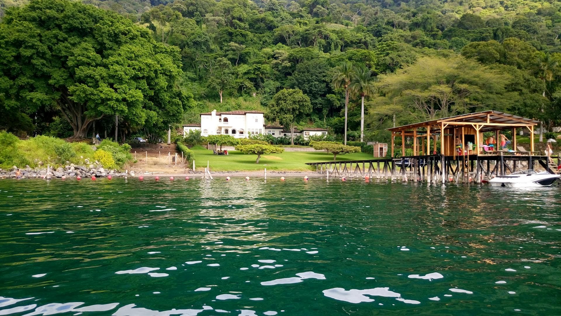 Lakefront villa surrounded by green hills in Valle de Bravo